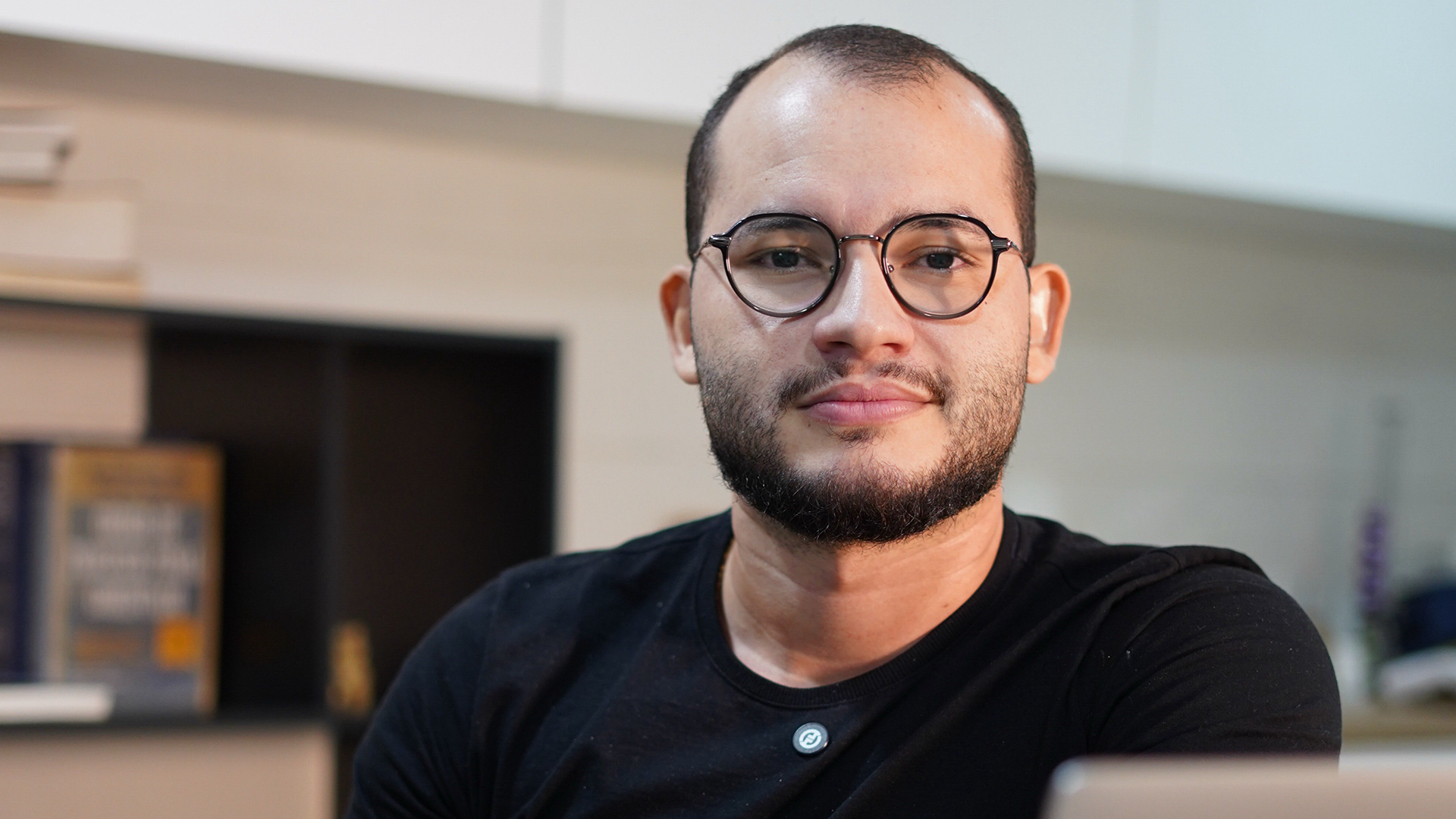 Iury, fundador da Devant Marketing, em retrato preto e branco